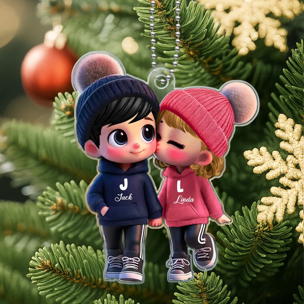 パーソナライズされたアクリル製カーハンガー - かわいいカップルのキスシーン - ボーイフレンドとガールフレンドへのカスタムネームギフト