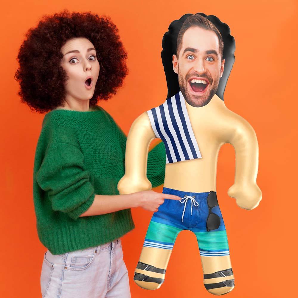 パーソナライズされたビーチガイの膨らませる人形、面白い膨らませる男の顔がプリントされたギフト、パーティーの記念品