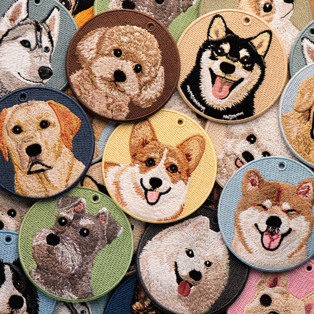 刺繍入り犬キーホルダー。リアルな犬種デザイン。犬好きの方にぴったり
