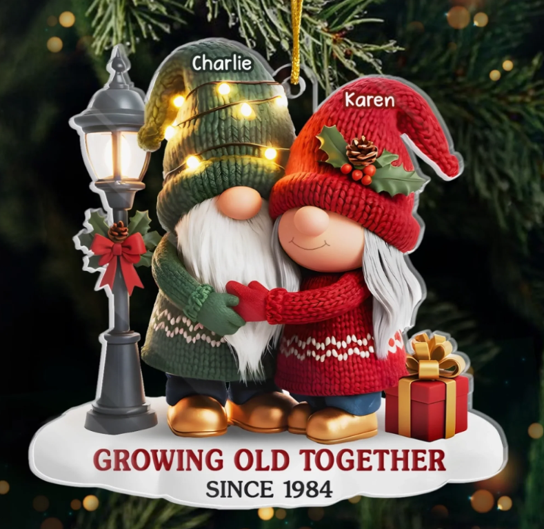 カスタムノームアクリルオーナメント。夫と妻への記念日、クリスマス、結婚祝いのギフト。私たちの物語は続きます。