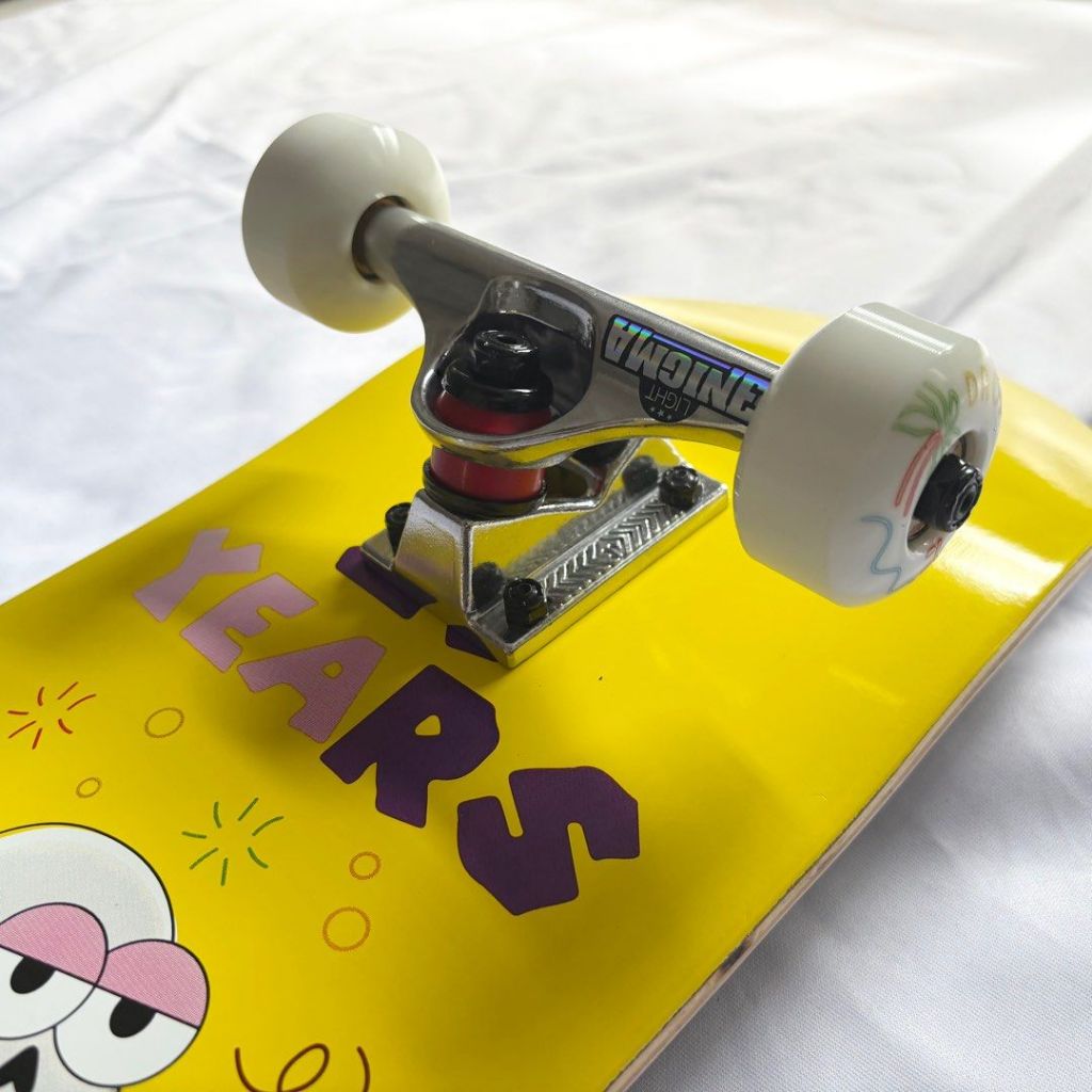 Nomad “Drunk Yellow” 7.875” x 31.5” Custom Skateboard Complete-Halfpiped