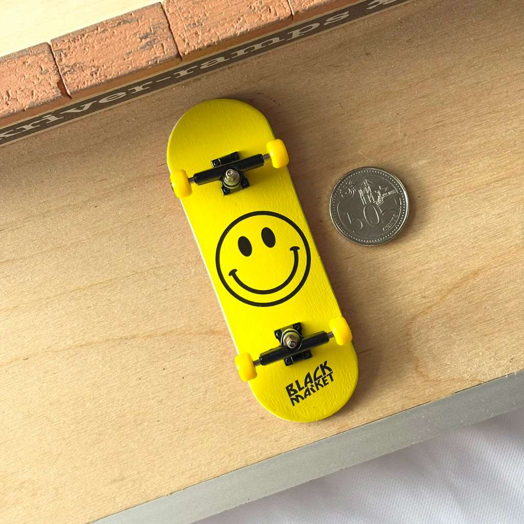 Black Market “Smile” 32mm Fingerboard Complete