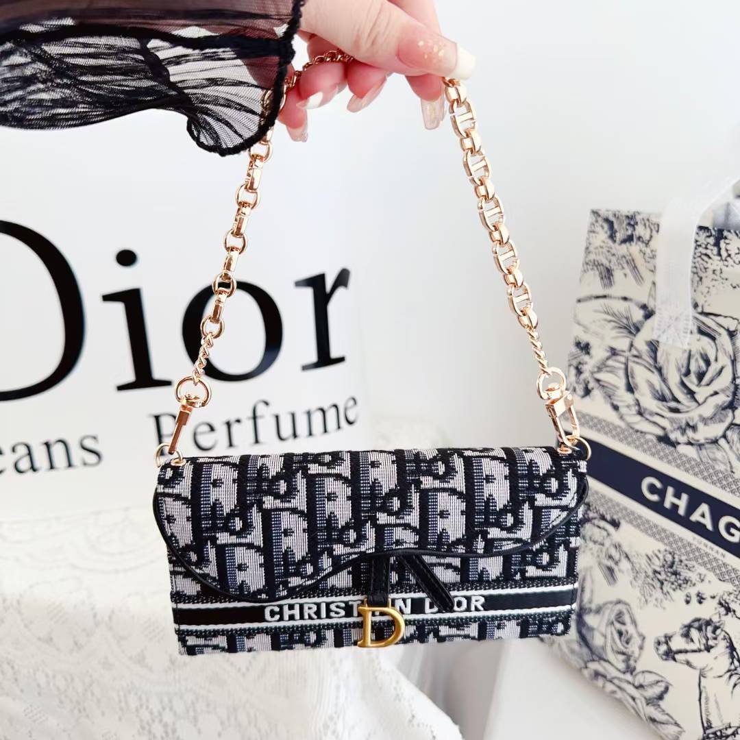 DIOR迪奧刺繡款馬鞍手機卡包(帶dior專櫃背帶)-美觀與使用結合! 專櫃皮質製作,不與地攤貨比較!