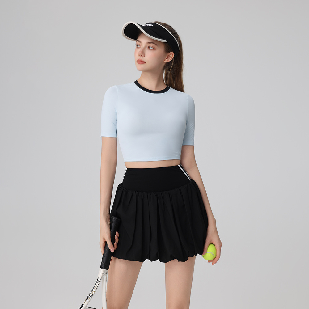 The round neckline is color-blocked to slim the golf women's tennis short sleeves