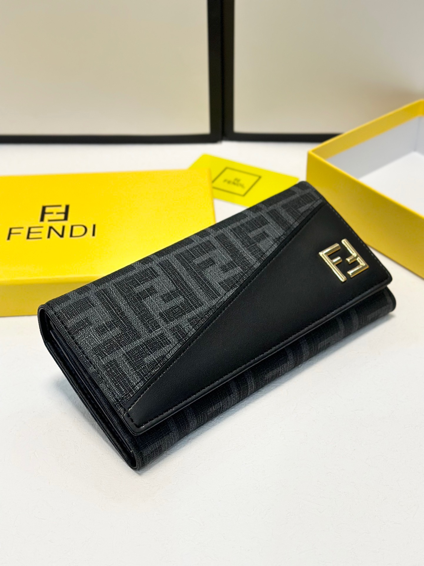 フェンディ「Fendi」高級エンボス牛革の大きな イタリア製財布