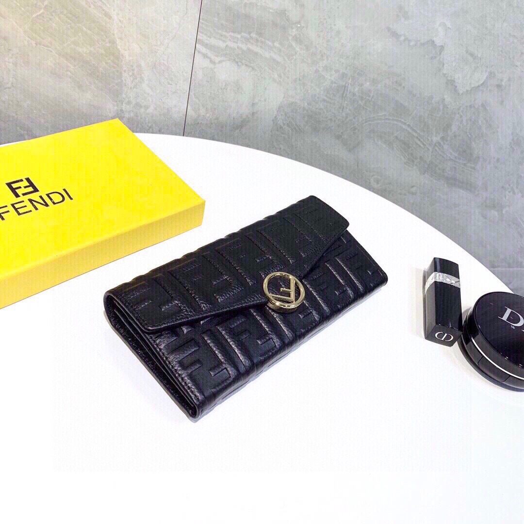 フェンディ「Fendi」高級エンボス牛革の大きな イタリア製財布