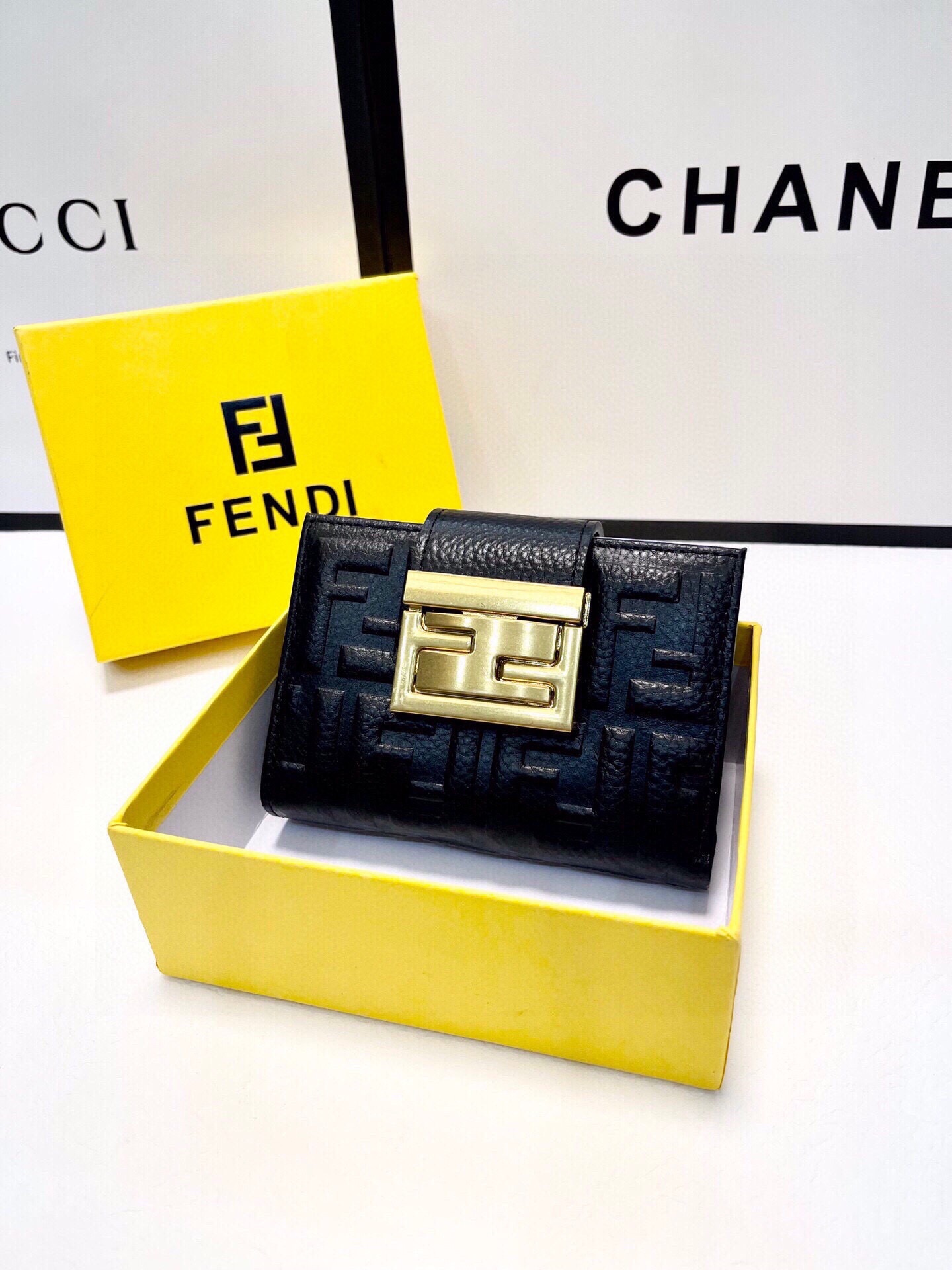 フェンディ「Fendi」高級エンボス牛革の大きな イタリア製財布