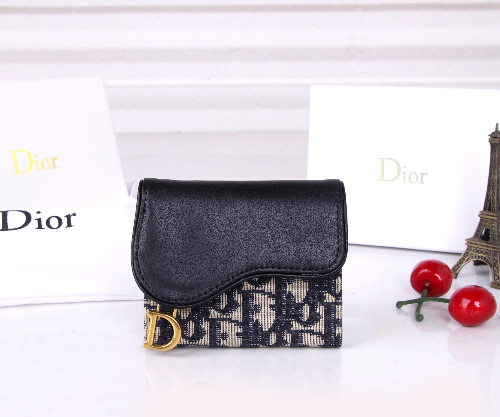 ディオール「Dior」ディオール コンパクト三つ折りウォレット 新作登場