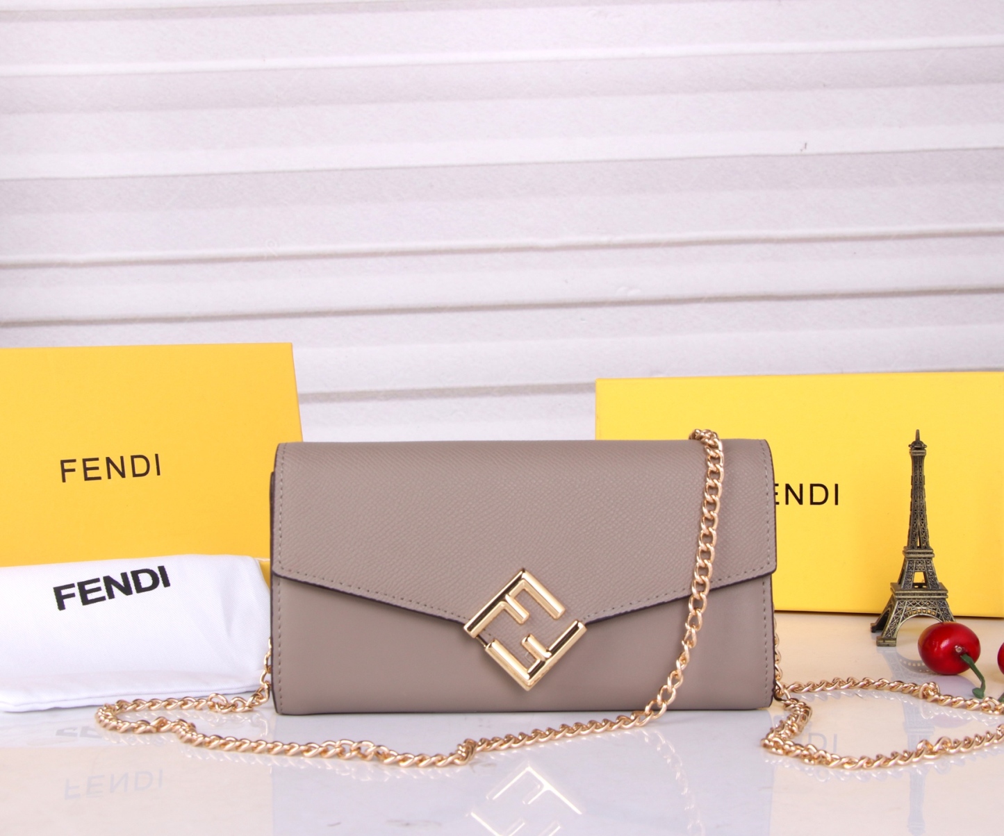 フェンディ「Fendi」高級エンボス牛革の大きな イタリア製財布