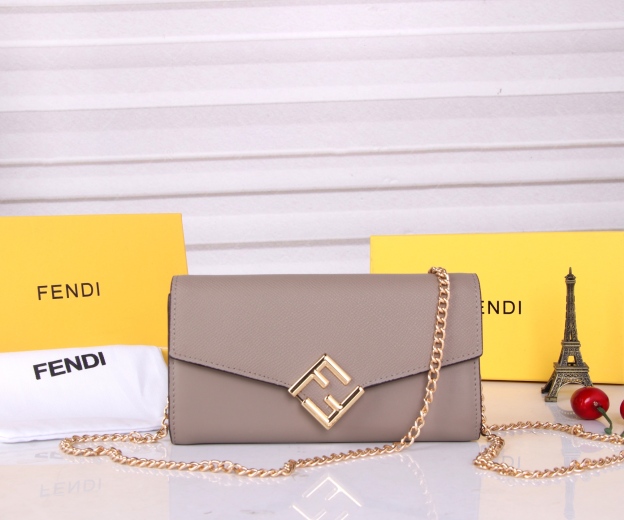 フェンディ「Fendi」高級エンボス牛革の大きな イタリア製財布