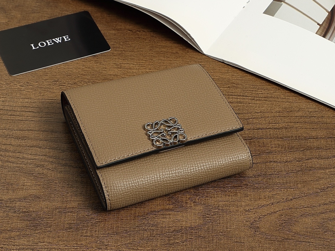 ロエベ「LOEWE」アナグラム トライフォールド ウォレット（ペブルグレインカーフ）