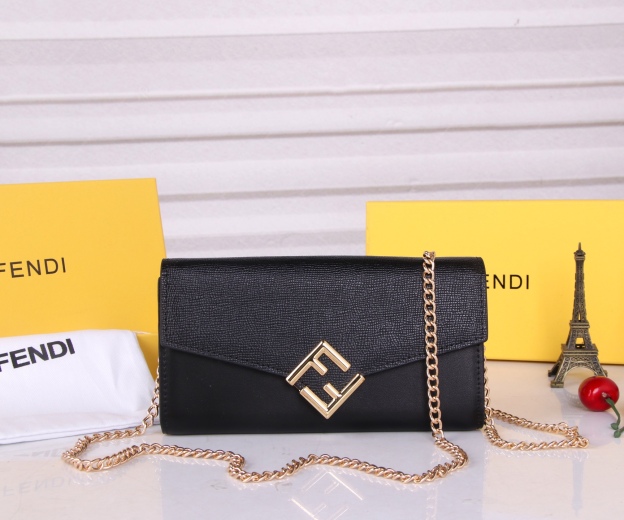 フェンディ「Fendi」高級エンボス牛革の大きな イタリア製財布