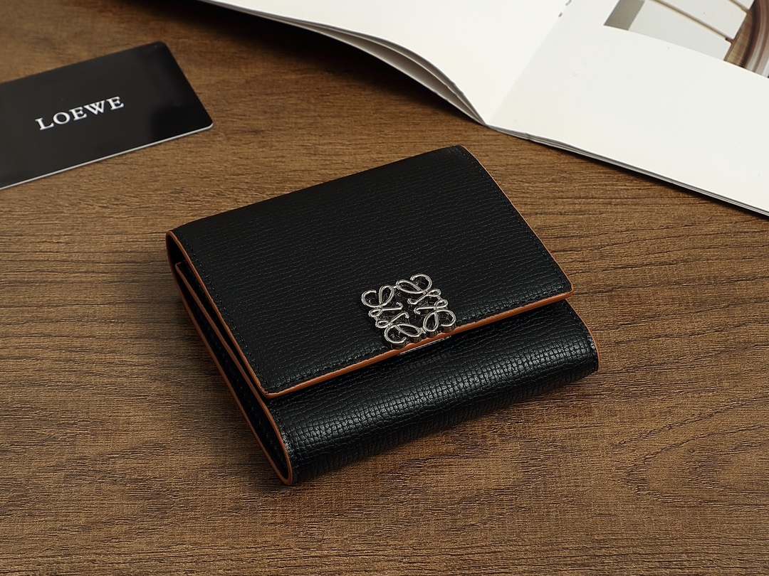 ロエベ「LOEWE」アナグラム トライフォールド ウォレット（ペブルグレインカーフ）