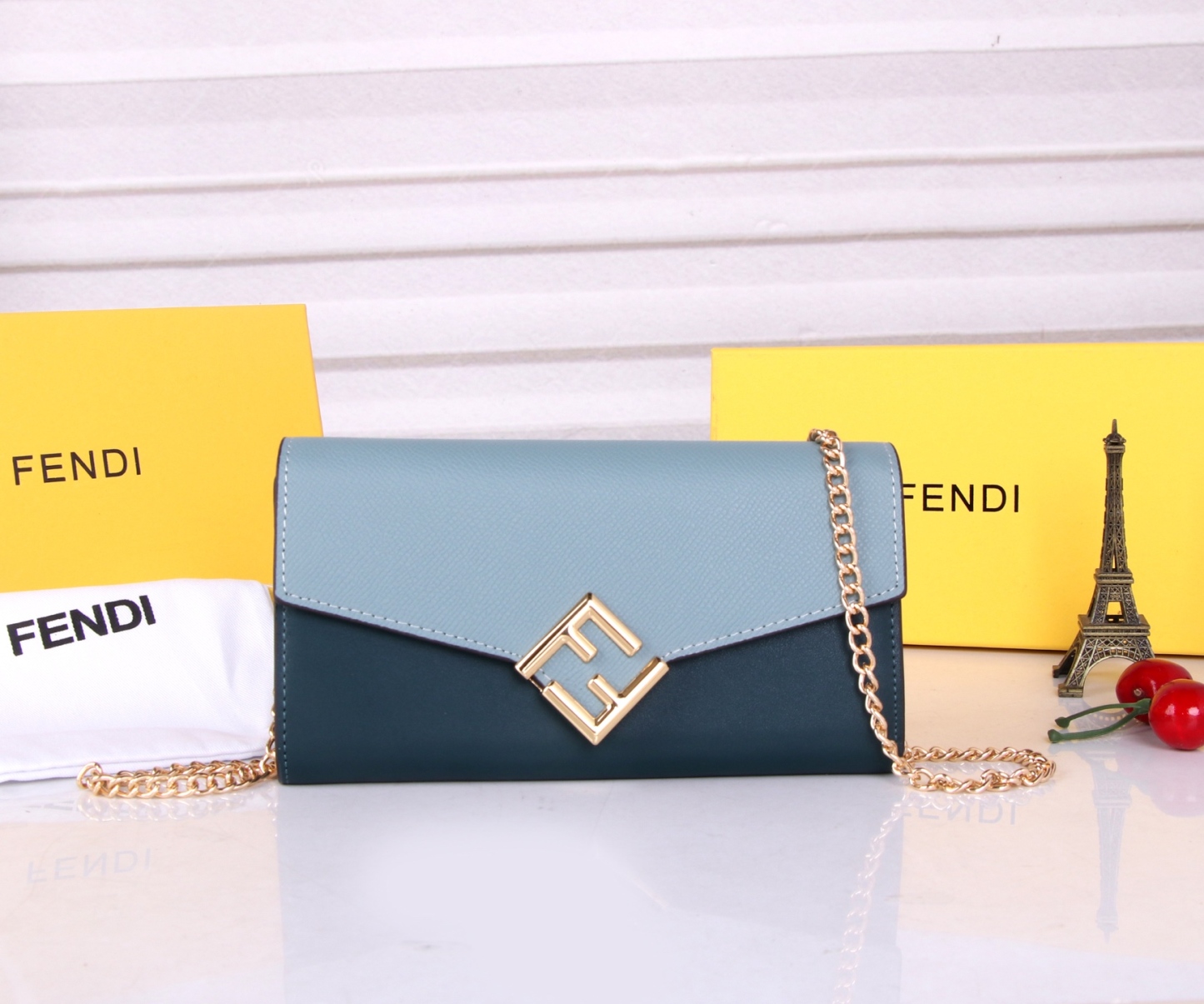 フェンディ「Fendi」高級エンボス牛革の大きな イタリア製財布