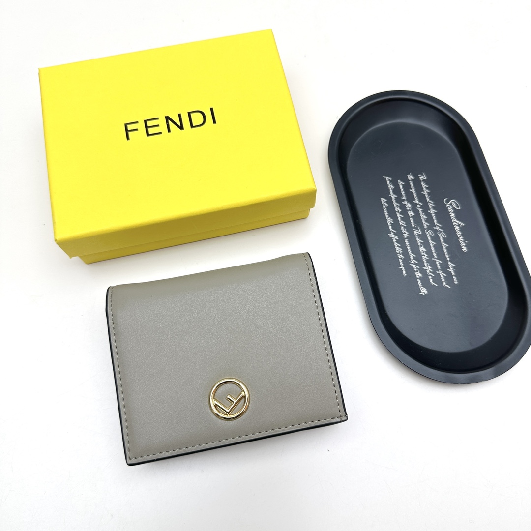 フェンディ「Fendi」高級エンボス牛革の大きな イタリア製財布