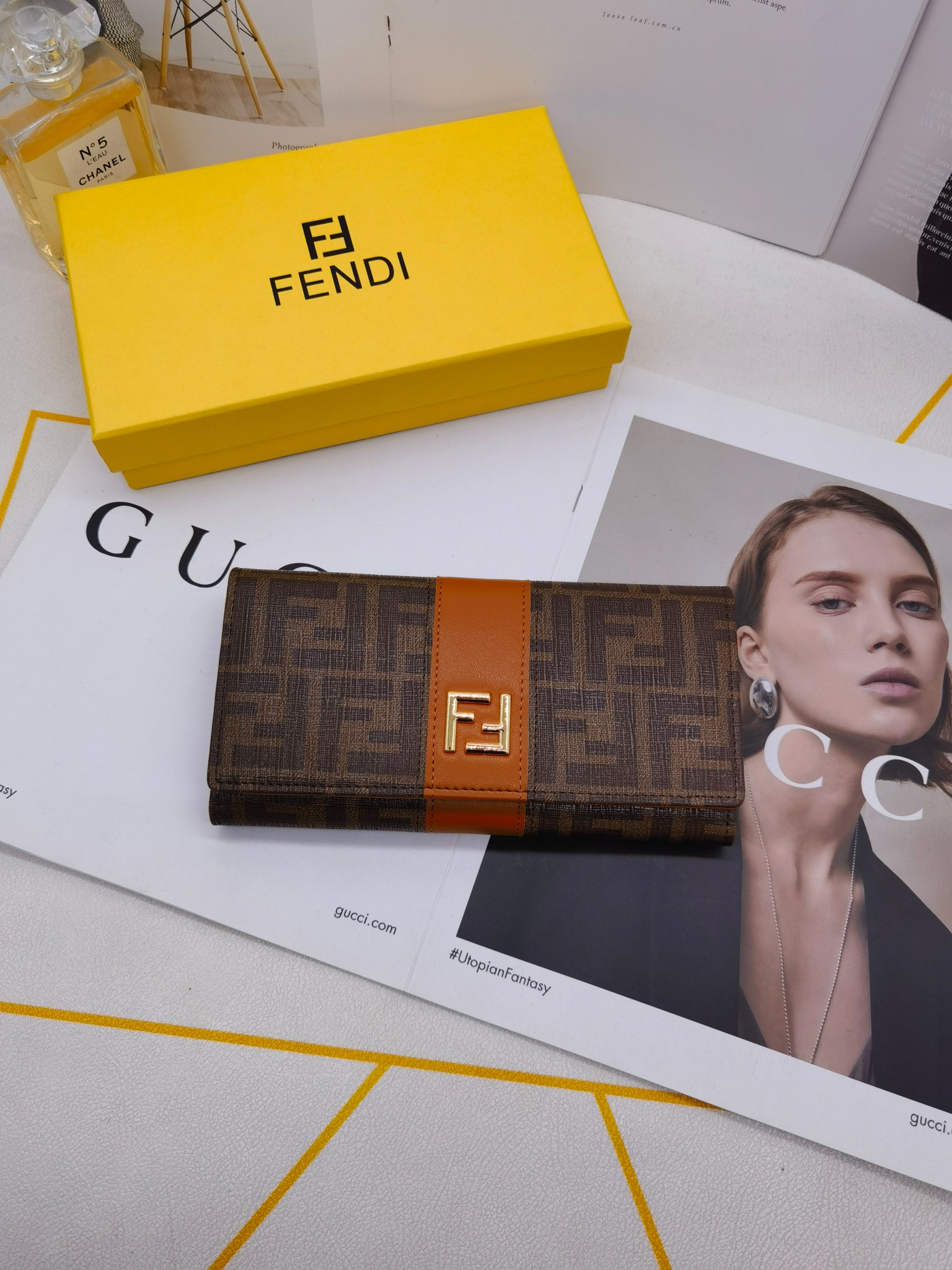 フェンディ「Fendi」高級エンボス牛革の大きな イタリア製財布