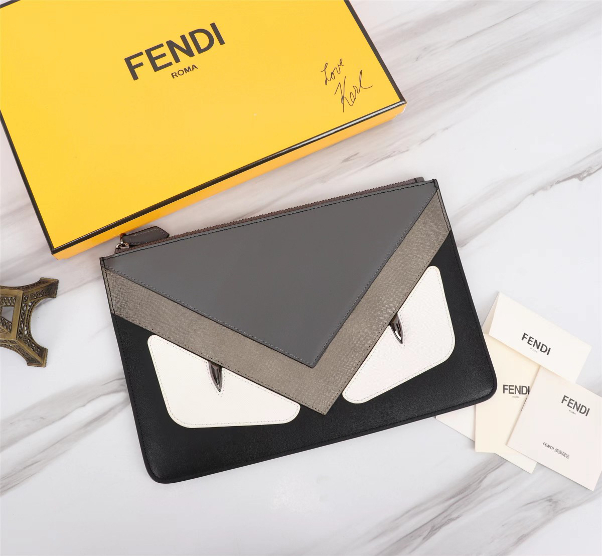 フェンディ「Fendi」高級エンボス牛革の大きな イタリア製財布