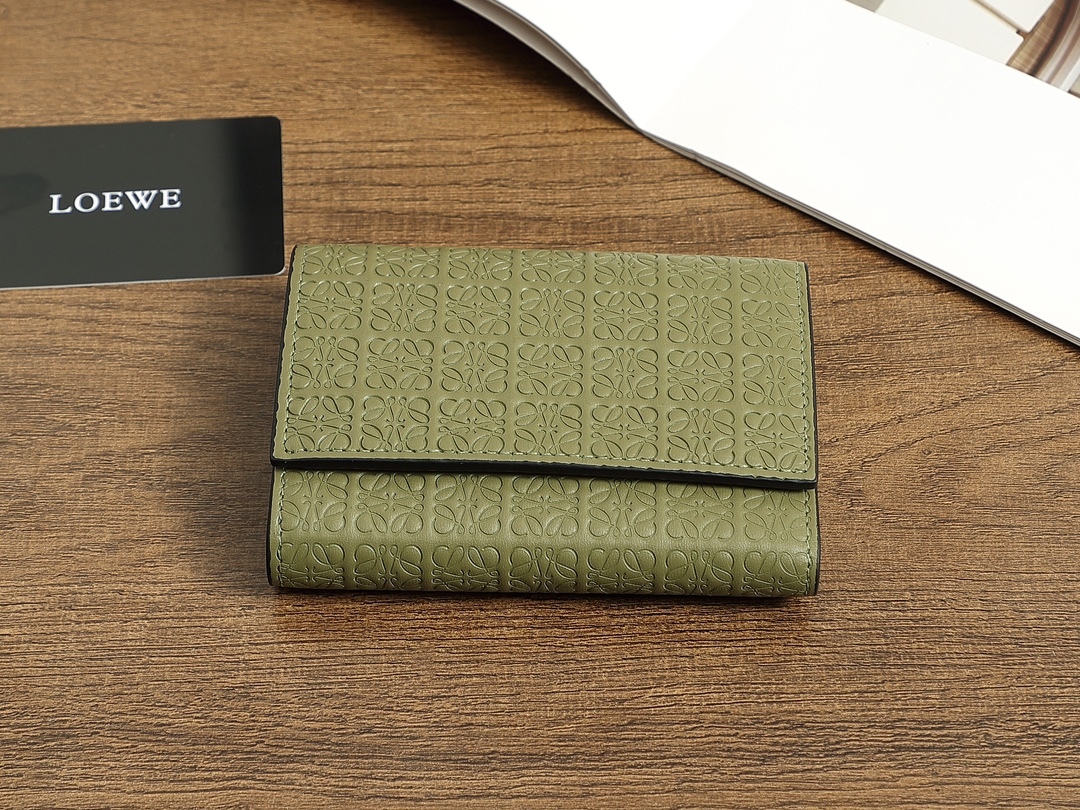 ロエベ「LOEWE」ぺブル バーティカル ウォレット スモール（シャイニーナパカーフ）