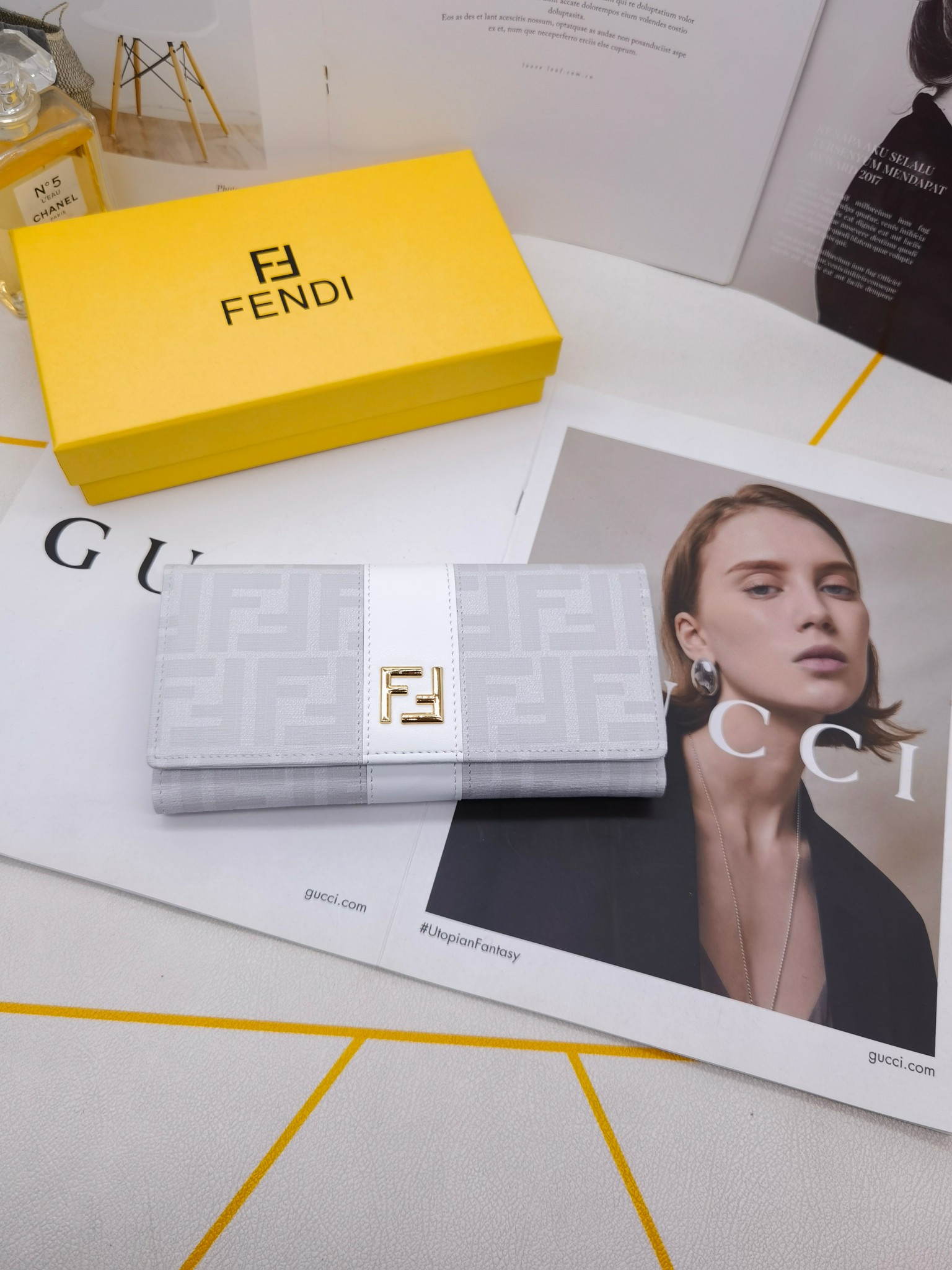 フェンディ「Fendi」高級エンボス牛革の大きな イタリア製財布