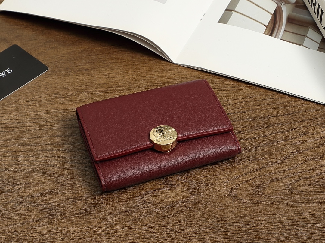 ロエベ「LOEWE」アナグラム トライフォールド ウォレット（ペブルグレインカーフ）