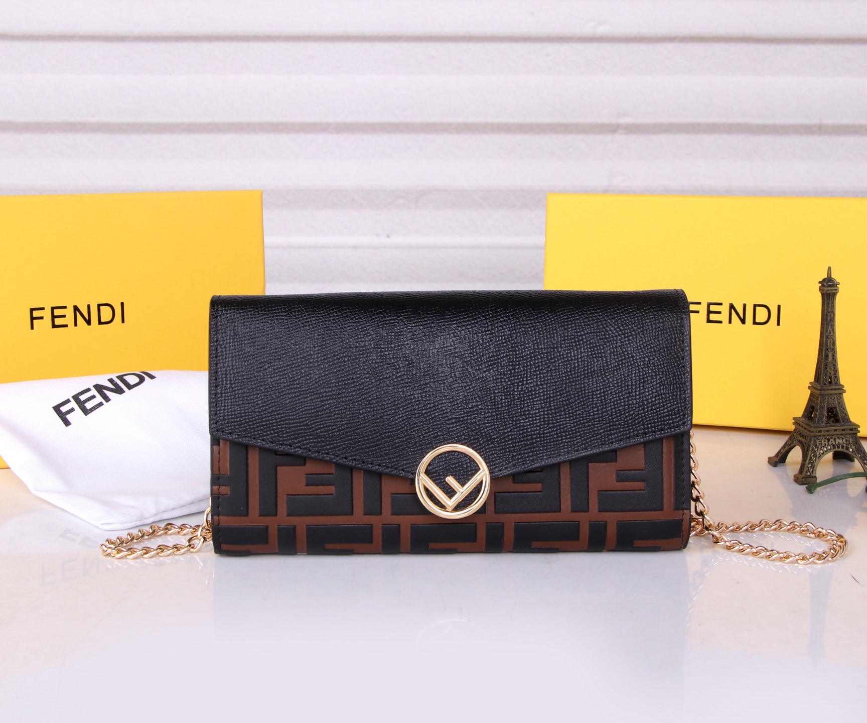 フェンディ「Fendi」高級エンボス牛革の大きな イタリア製財布