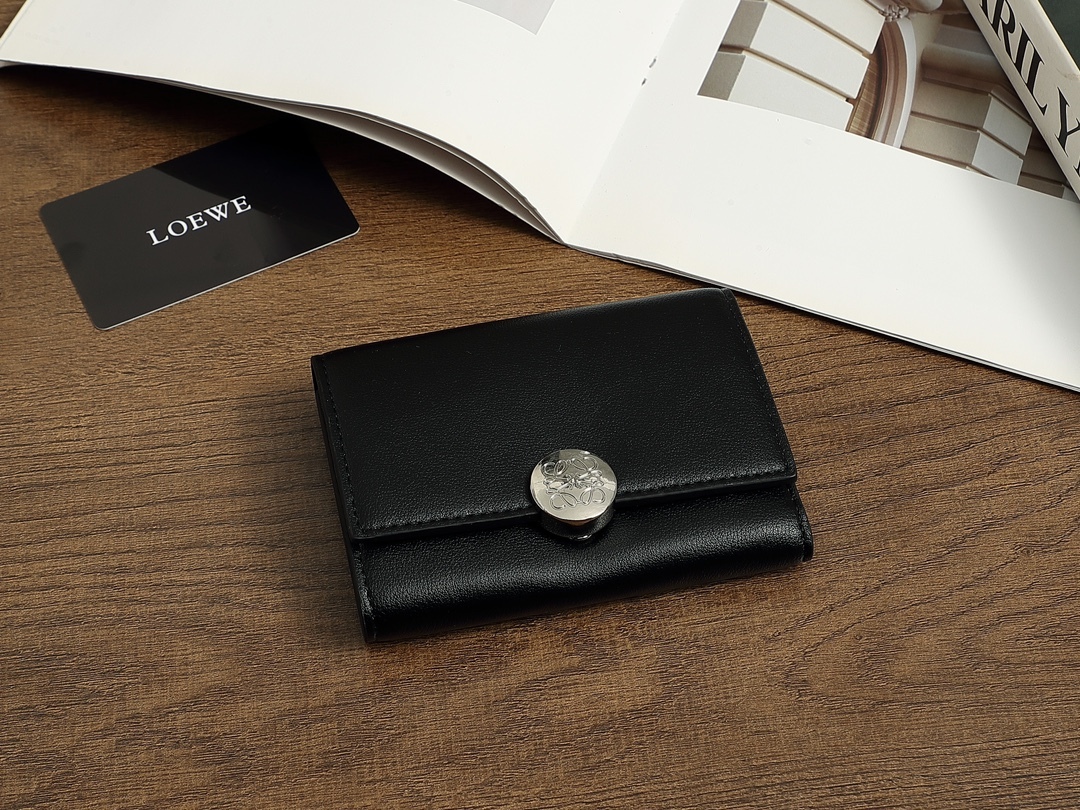 ロエベ「LOEWE」アナグラム トライフォールド ウォレット（ペブルグレインカーフ）