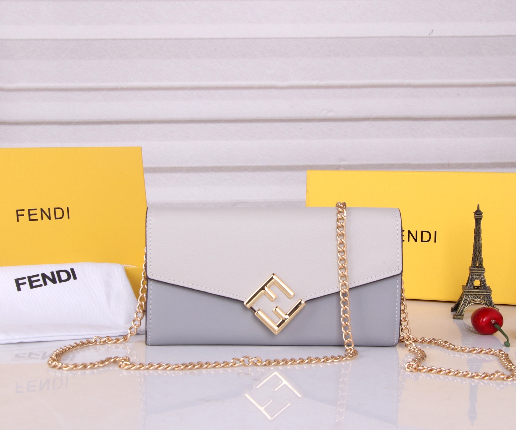 フェンディ「Fendi」高級エンボス牛革の大きな イタリア製財布