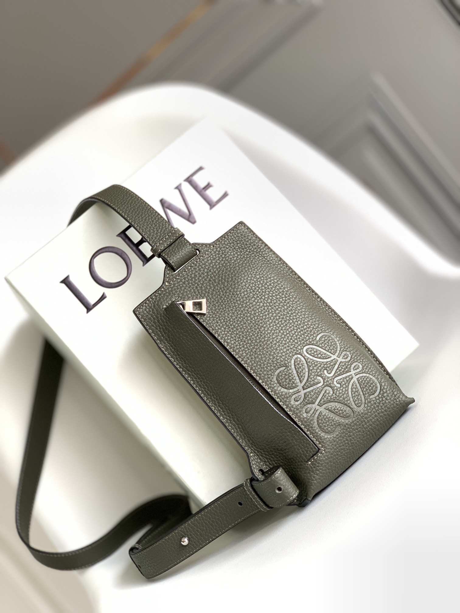 ロエベ「Loewe」ショルダーバッグ｜伝統と革新が出会うプレミアムレザー