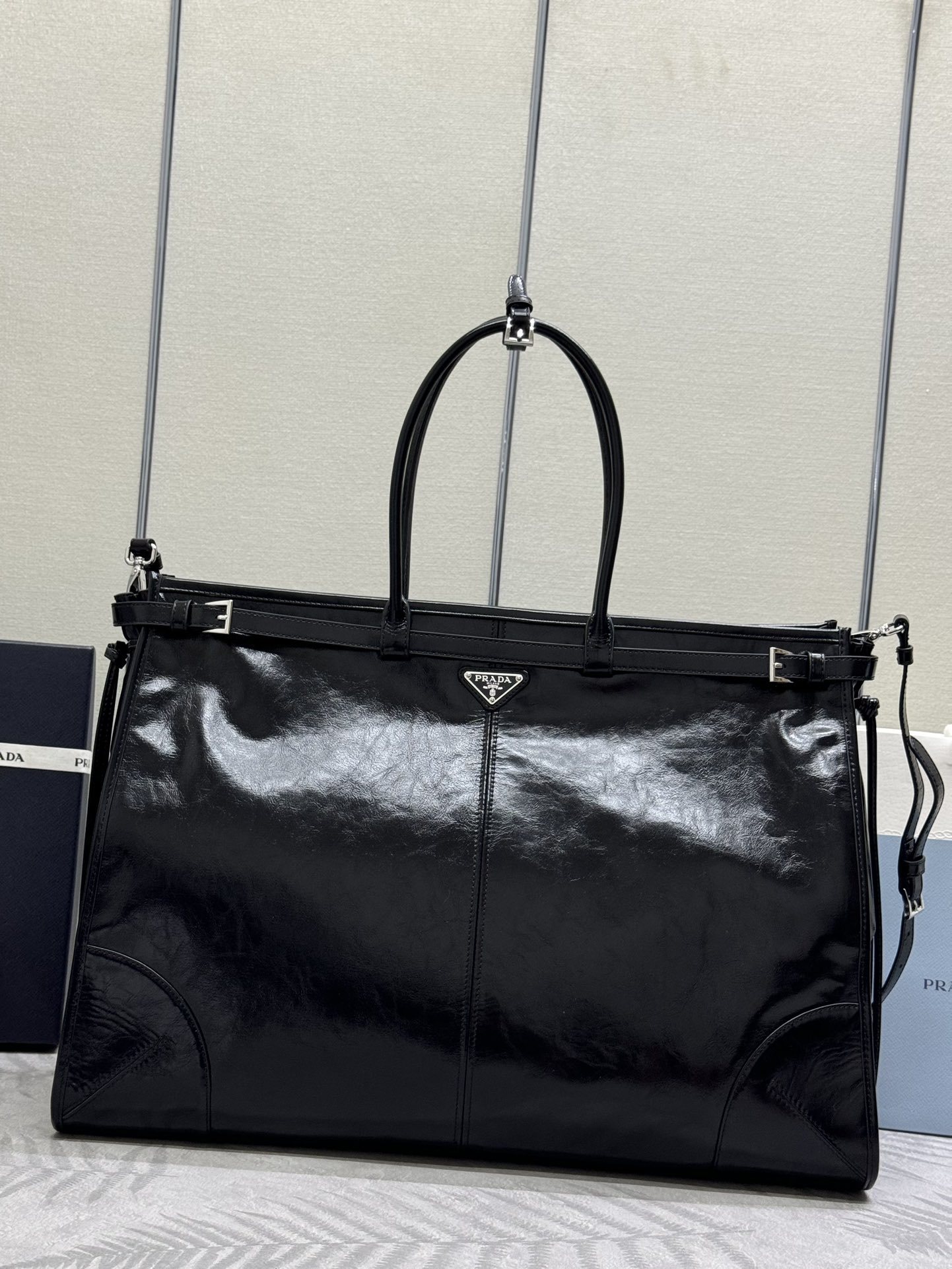 プラダ「Prada」レザートートバッグ