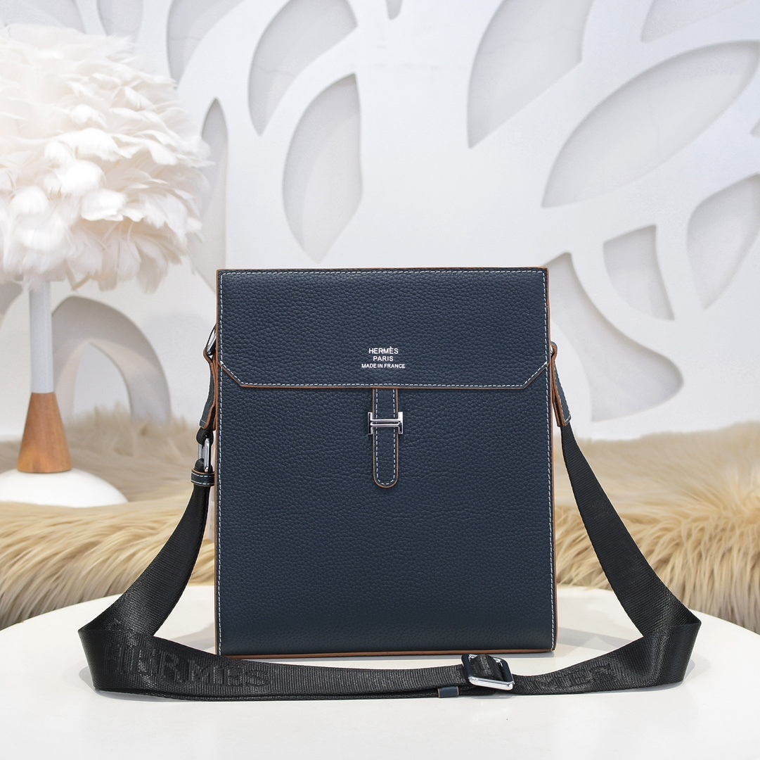 エルメス メンズ Tプレート 縦型クロスボディバッグ「T Buckle Bag」
