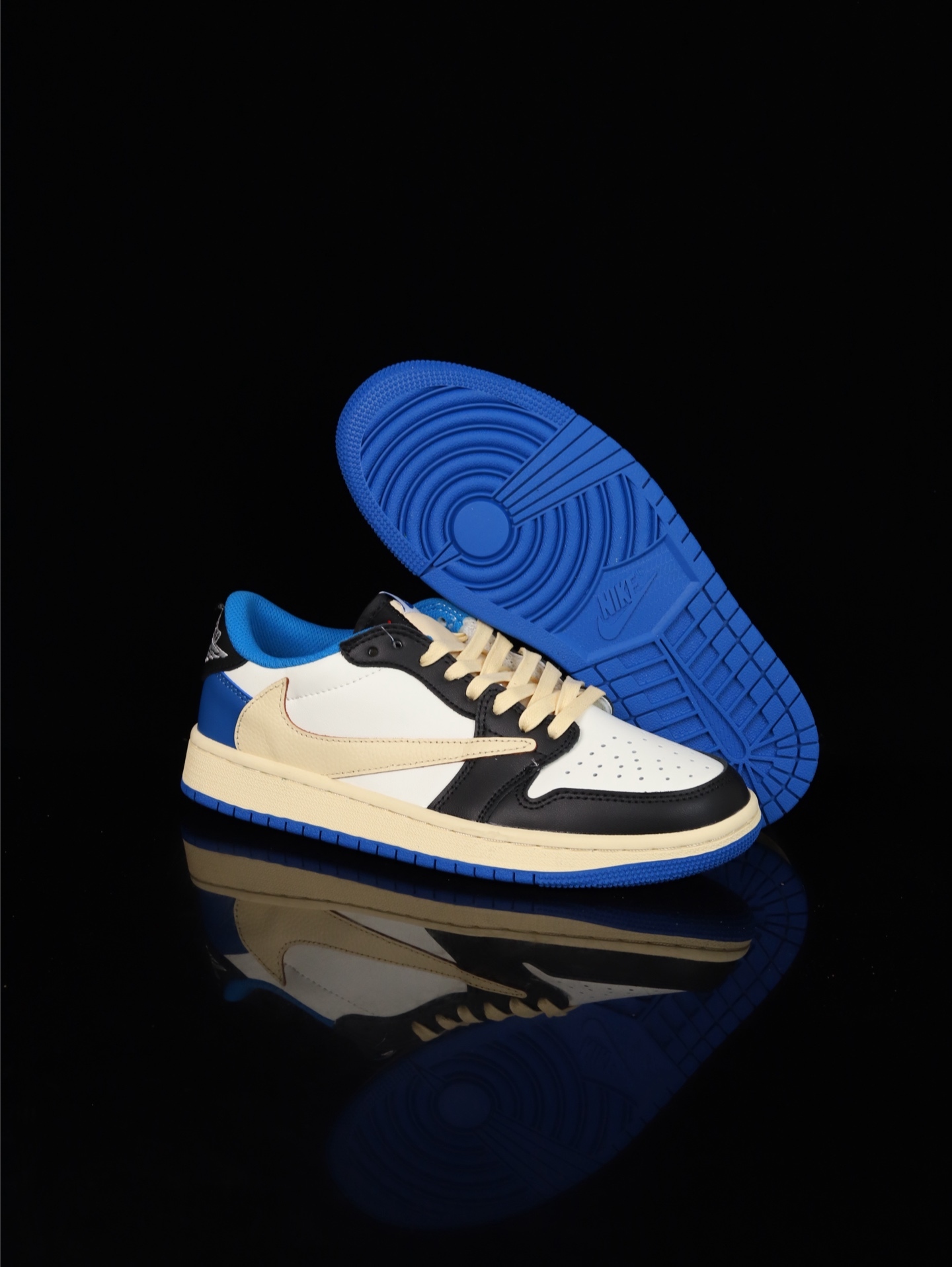 【日本未発売モデル】Nike Air Jordan 1 Low x Travis Scott「Reverse Mocha」シューズ