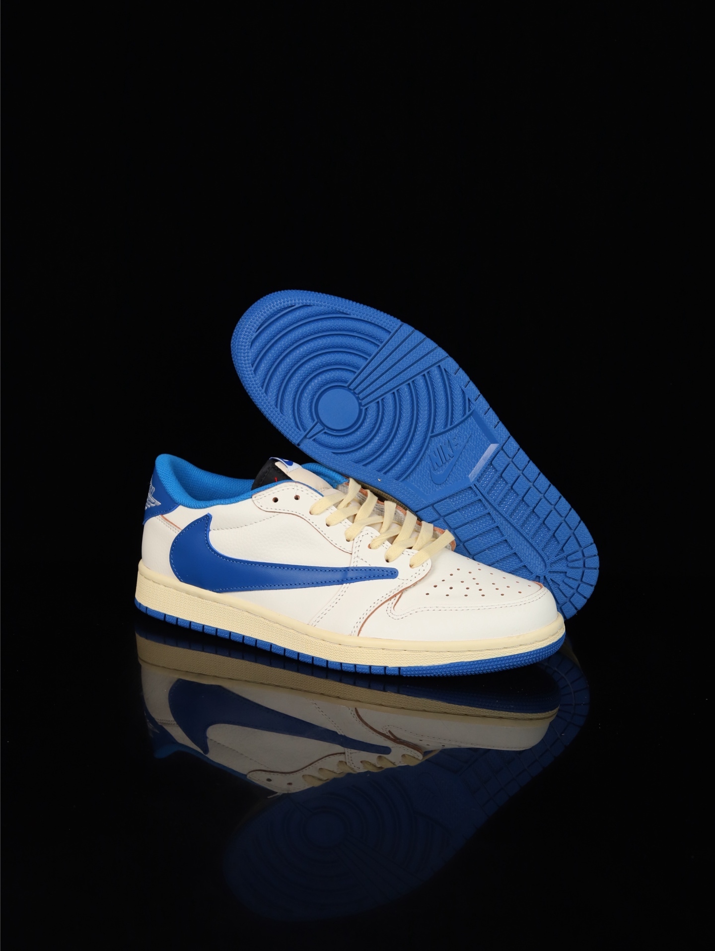 【日本未発売モデル】Nike Air Jordan 1 Low x Travis Scott スニーカー