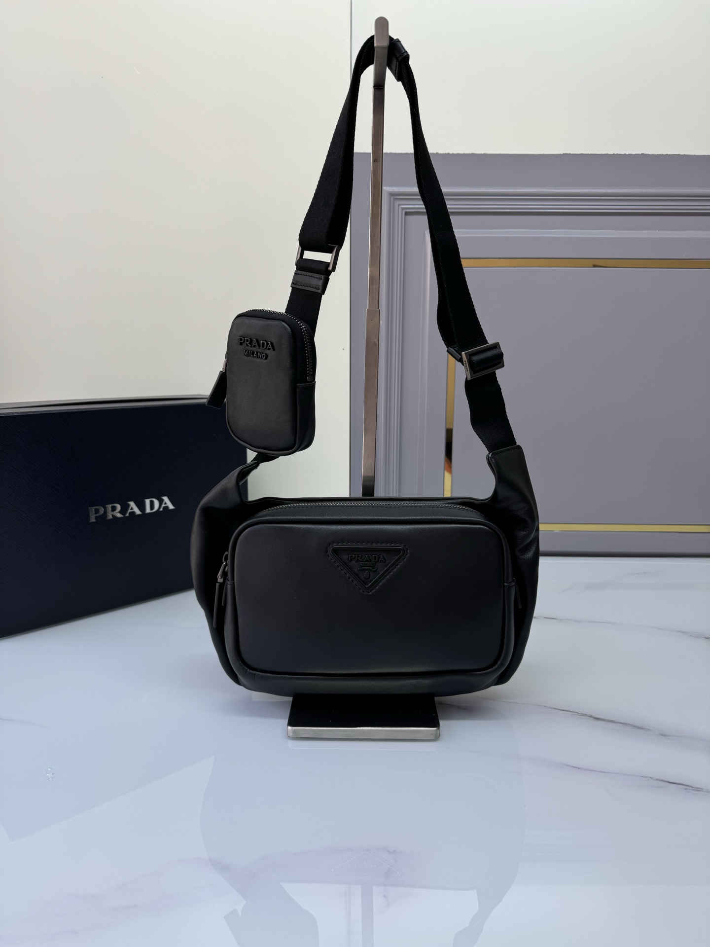 プラダ「Prada」 エンボスロゴ メッセンジャーバッグ ショルダーバッグ