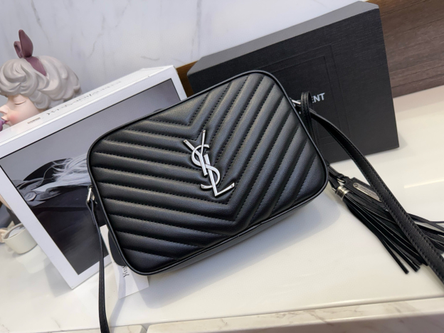 サンローラン「Saint Laurent」 LOU キルティング レザー カメラバッグ