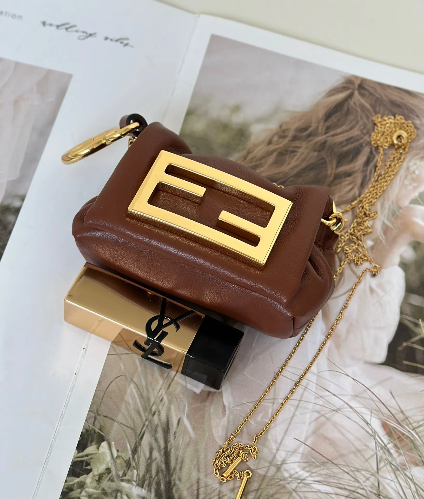 フェンディ「Fendi」Nano Mamma Baguette レザー ハンドバッグ