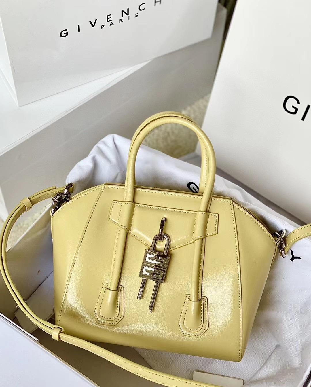 ジバンシィ「Givenchy」スモール アンティゴナ ボックスレザー バッグ