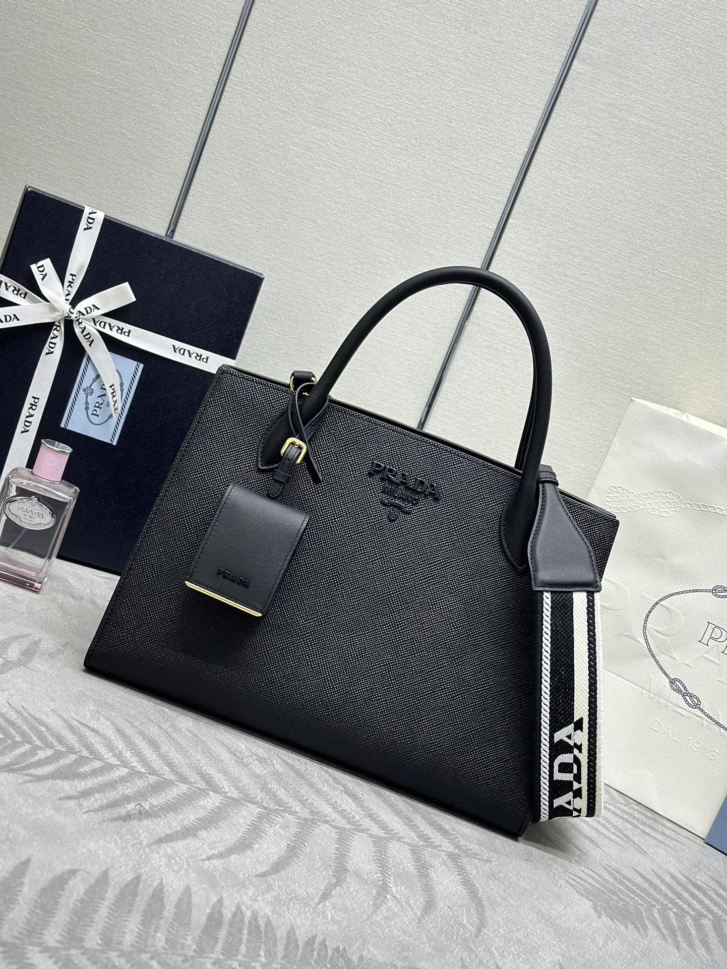 プラダ「Prada」アップグレード ラージトートバッグ（テキスタイルストラップ）