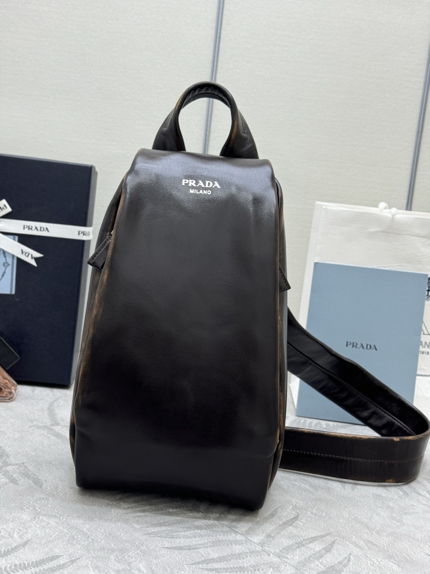 プラダ「Prada」 ディストレスドレザー チェストバッグ