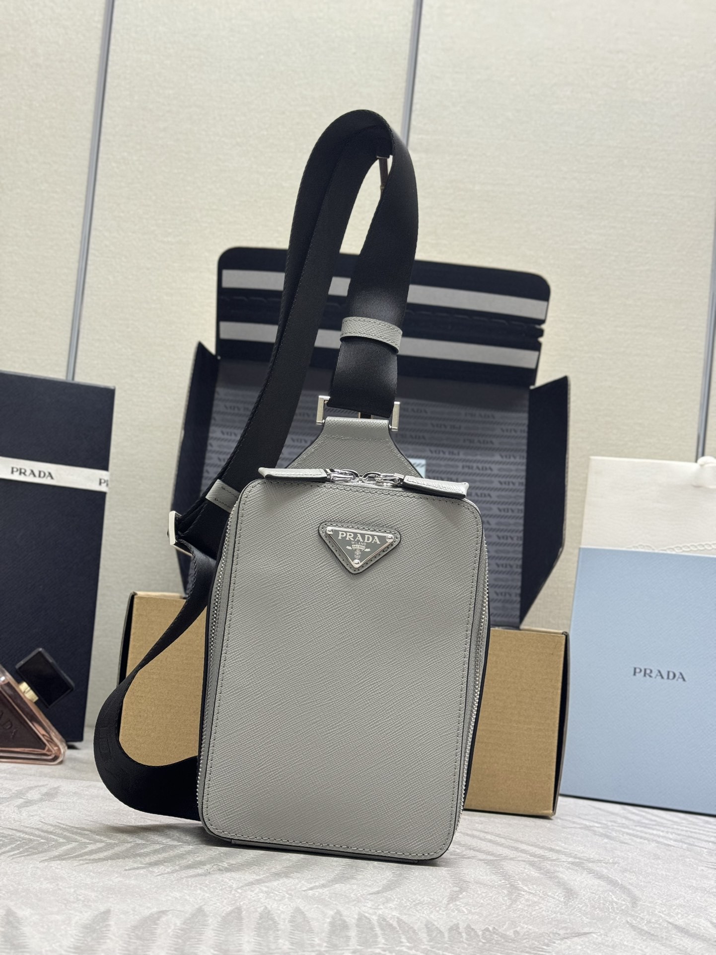 プラダ「Prada」クロスグレインレザー チェストバッグ