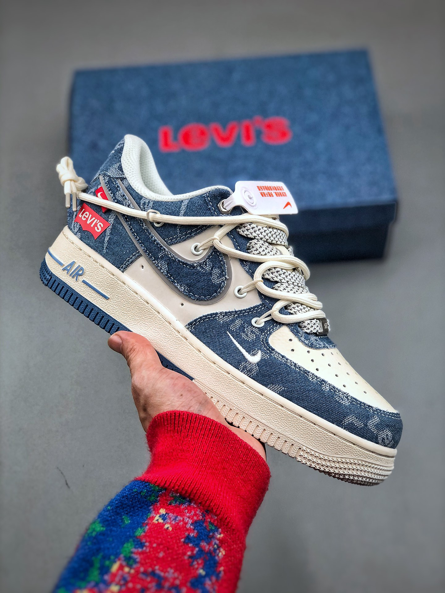 「コラボモデル」Levi’s x Nikeエアフォース1 ロー デニム スモールスウッシュ スニーカー ホワイト/ブルー