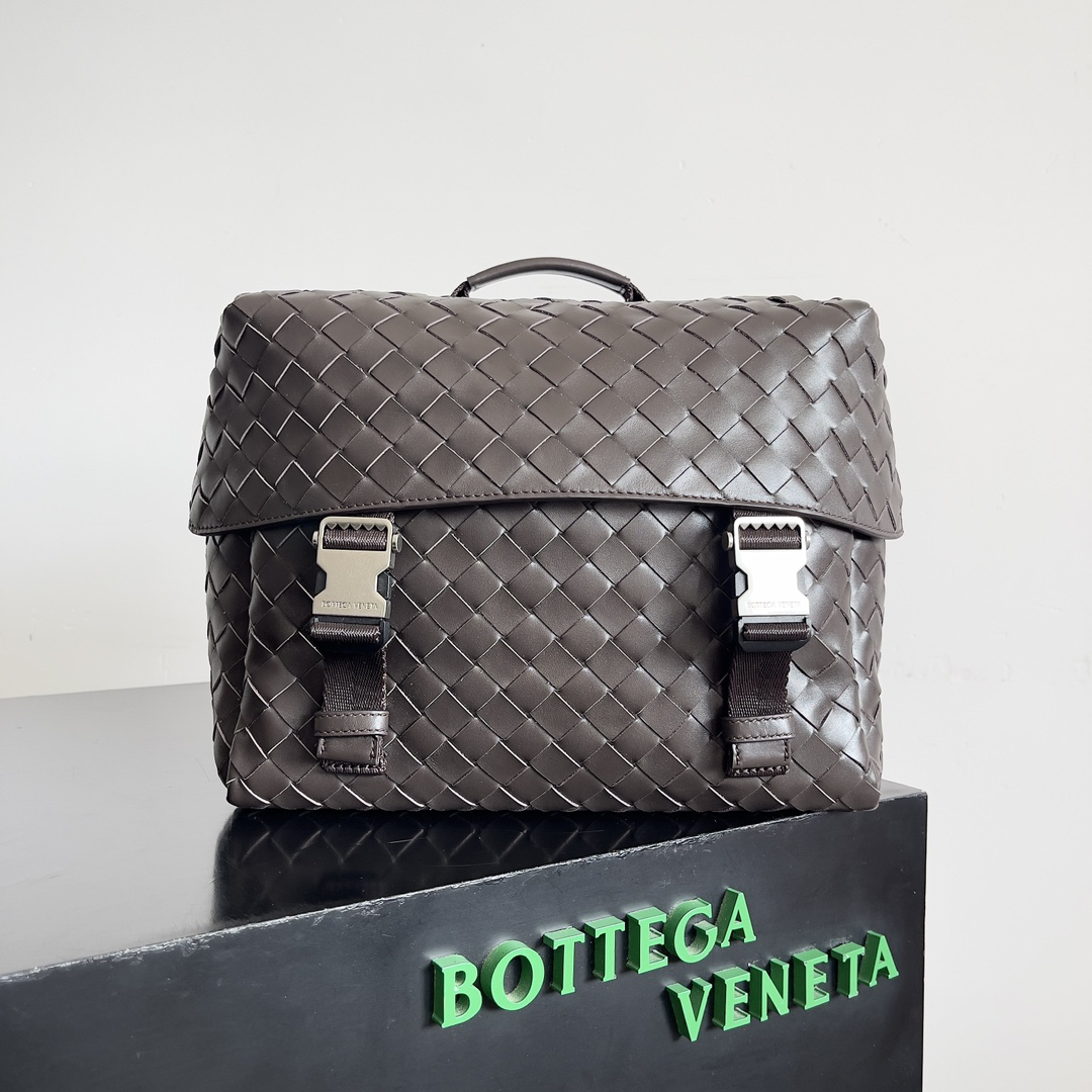 ボッテガ・ヴェネタ「Bottega Veneta」スムースレザー ユニセックスショルダーバッグ
