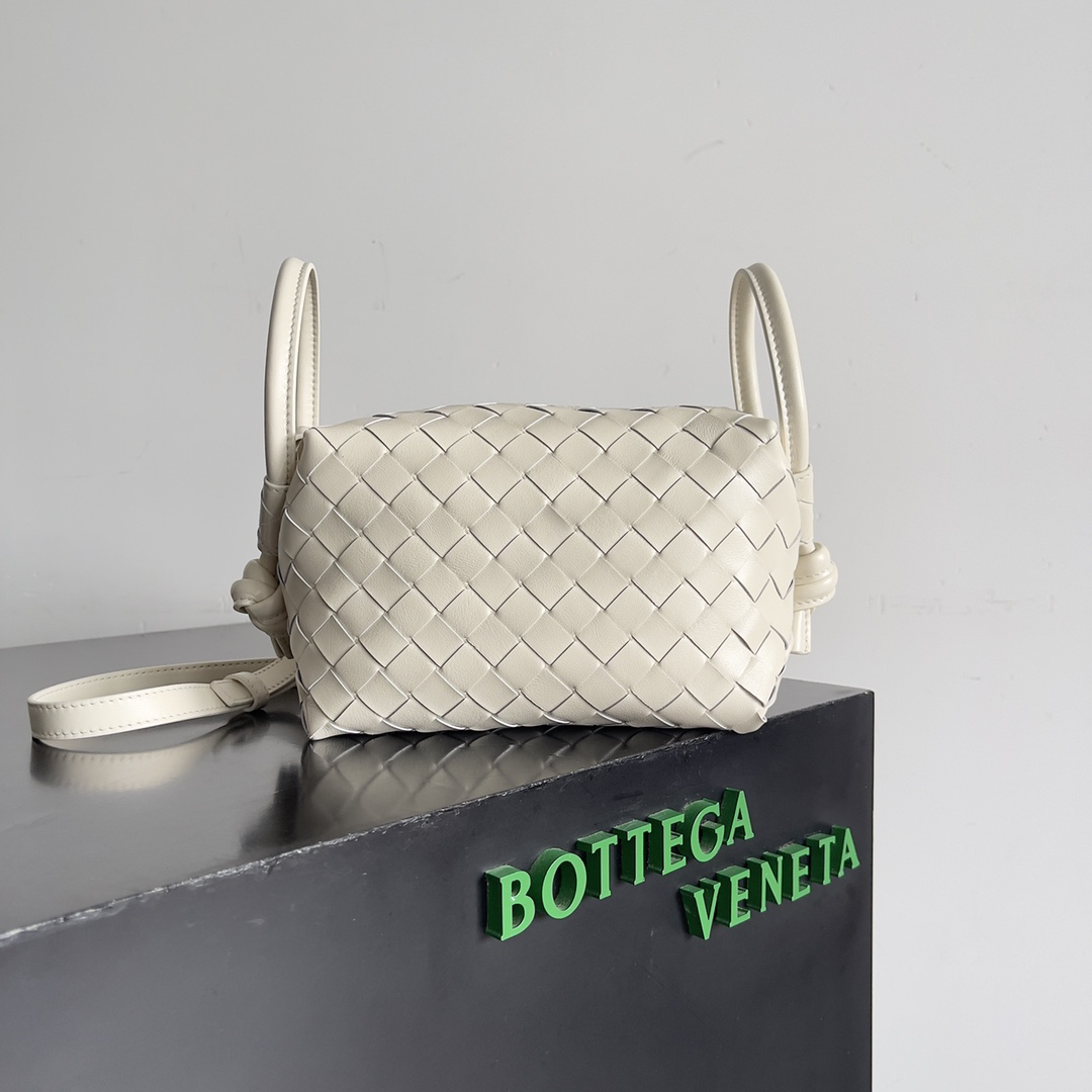ボッテガ・ヴェネタ「Bottega Veneta」ループ マルチウェアバッグ