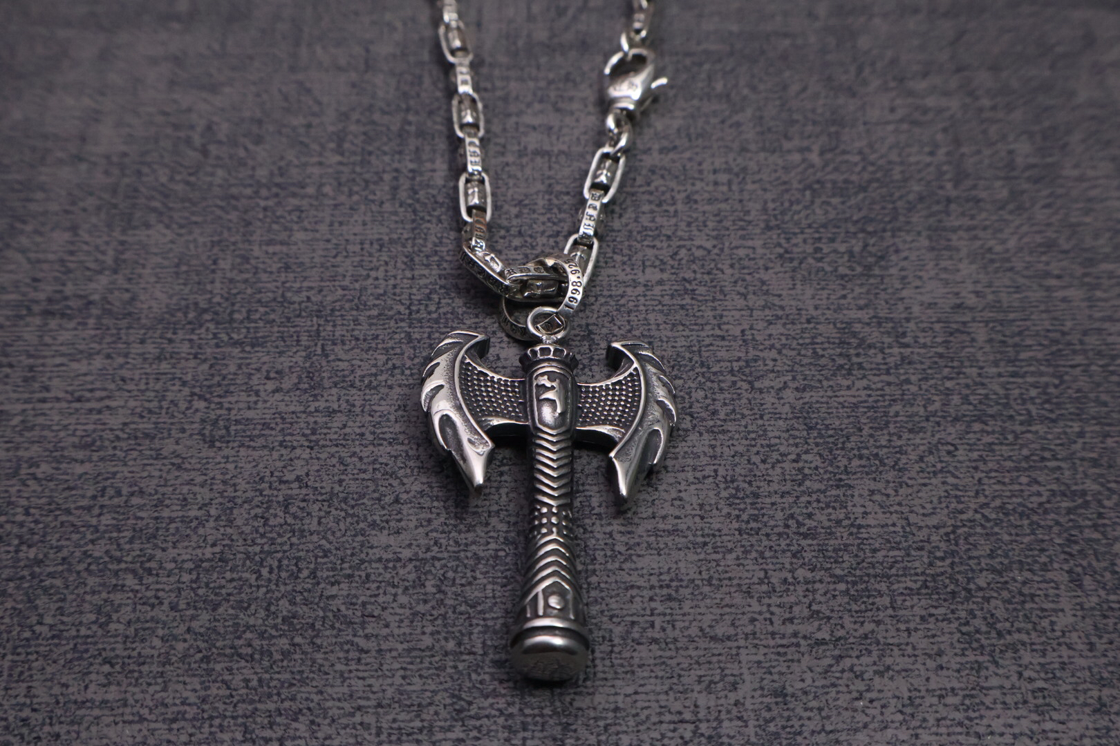 クロムハーツ「Chrome Hearts」のクラシックネックレス - 日常に上品なアクセントを添えるユニセックスモデル