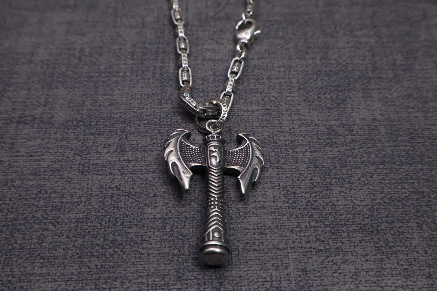 クロムハーツ「Chrome Hearts」のクラシックネックレス - 日常に上品なアクセントを添えるユニセックスモデル