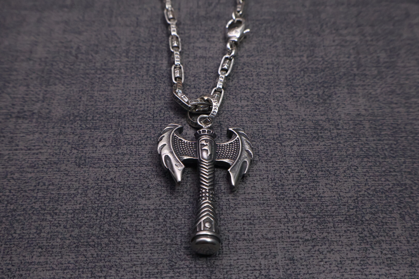 クロムハーツ「Chrome Hearts」のクラシックネックレス - 日常に上品なアクセントを添えるユニセックスモデル