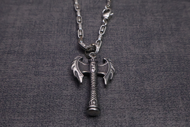 クロムハーツ「Chrome Hearts」のクラシックネックレス - 日常に上品なアクセントを添えるユニセックスモデル