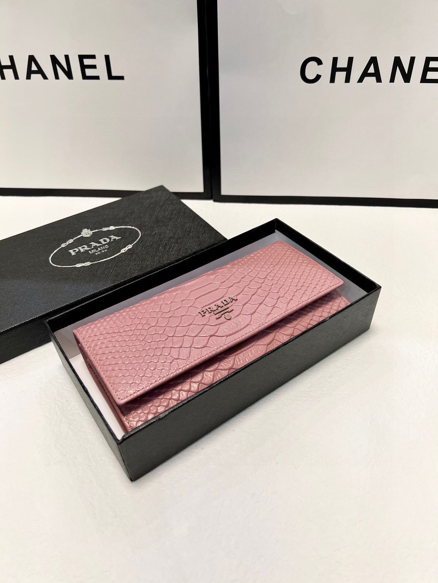 プラダ(Prada) レディース財布 2色