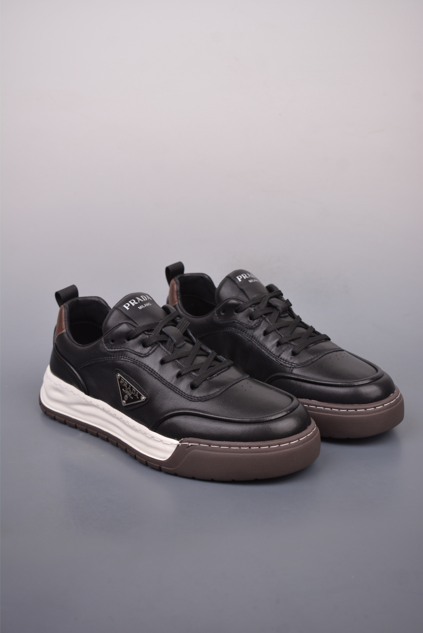 プラダ［Prada］Monolith レザースニーカー