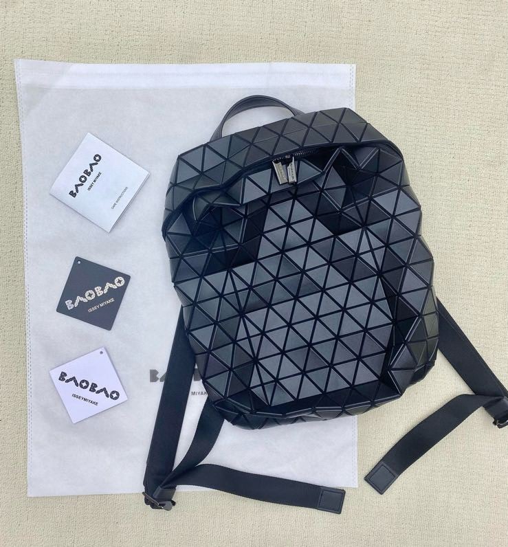 イッセイ・ミヤケ「Issey Miyake」スタイリッシュリュックサック