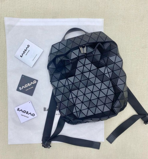 イッセイ・ミヤケ「Issey Miyake」スタイリッシュリュックサック